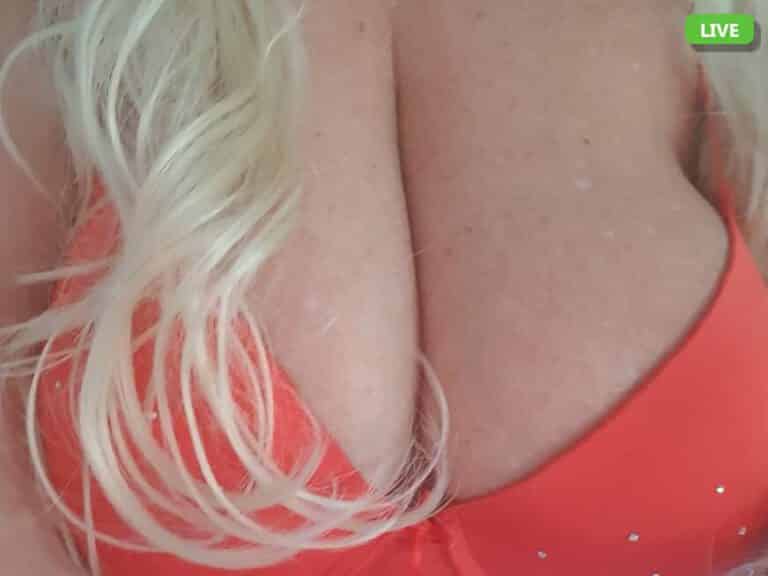 Riesige Brüste vor der Cam
